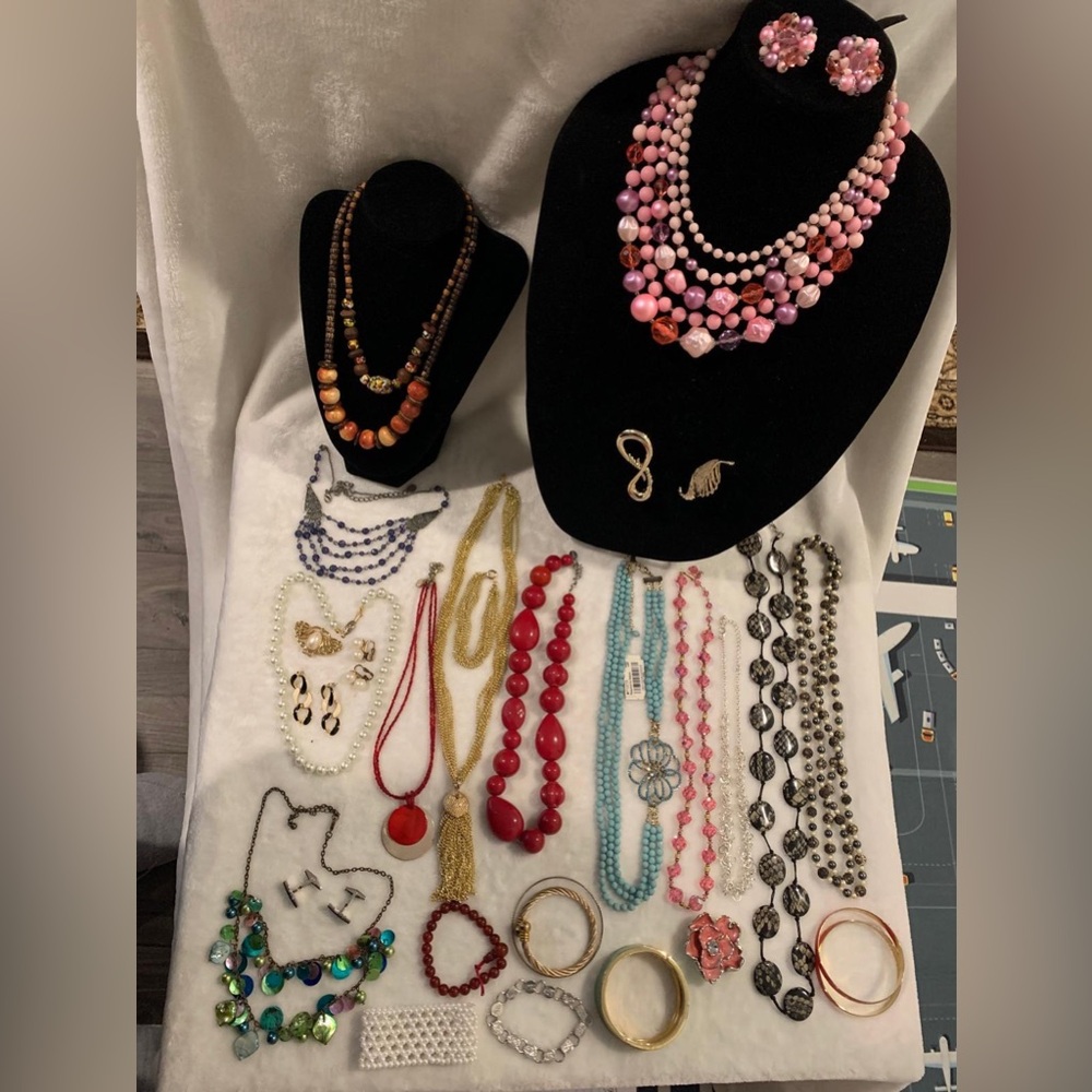Large Mixed 30 piece Jewelry Lot